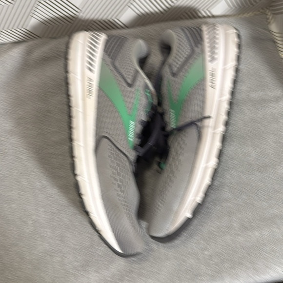 Brooks sneakers Gray and Green Athletic Shoes Brooks Ariel 20 women’s 11 wide - Picture 4 of 14